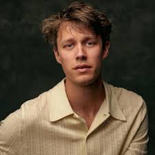 Helene Naustdal Bergsholm inntar scenen som kongejenta i Dissekering av et  snøfall til høsten. Takk som vanlig til kostymemaker Cathrine Engehagen  Bråthen for fantastisk god jobb på kostyme og maskør Alice Norberg