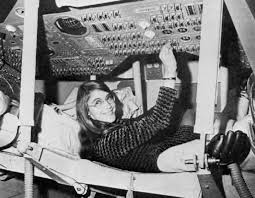Start by marking l'homme qui marchait sur la lune as want to read j'ai aimé les descriptions de la montagne, de l'aridité du nevada, de la nature. Margaret Hamilton La Femme Qui A Fait Atterrir L Homme Sur La Lune