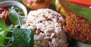 Resep nasi tutug oncom, makanan khas tasikmalaya yang bikin nagih 09 sep 2020 | 15:50 wib 0 382 nasi tutug oncom paling nikmati tersaji bersama ayam goreng dan sambal. Nasi Tutug Oncom Khas Sunda Dari Tasikmalaya Yang Enak