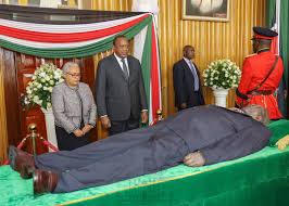 He is currently the 4th president of kenya. State House Kenya On Twitter President Uhuru Kenyatta And First Lady Margaret Kenyatta Pay Their Last Respects To The Late Former President Daniel Toroitich Arap Moi At Parliament Buildings Farewellmoi Williamsruto