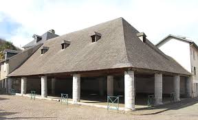 Halle De Campan Hautes Pyrenees Inscrite Au Titre Des Monuments Historiques Le 14 Mars 1927 Toit En Ardoise Hall Monuments Historiques