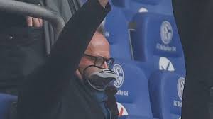 Nichts macht uns menschen mehr aus als unsere gestik und mimik. Fc Bayern Karl Heinz Rummenigge Erklart Kuriose Maske