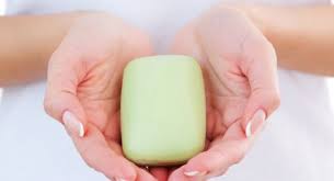 Jika kulit anda adalah jenis kulit sensitif maka jangan memilih sabun antiseptik dengan kandungan bahan yang dapat membuat kulit iritasi. Tips Memilih Sabun Untuk Pemilik Kulit Sensitif