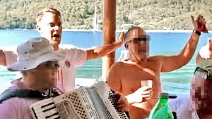 Jetzt beantragen und keine aktion oder neuigkeit mehr verpassen. Manuel Neuer Bayern Star Singt Lied Einer Rechtsextremen Skandal Band Bildplus Inhalt Bundesliga Bild De