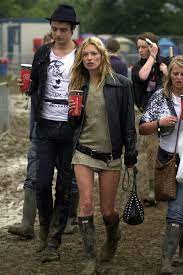 Il n'y avait guère que les fans de the kills pour connaître jamie hince avant sa relation avec kate moss. Photos Kate Moss Might Be The Most Glamorous Woman On Earth Glastonbury Fashion Festival Fashion Kate Moss Style