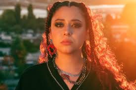 Con toda la intensidad y emocionalidad de Mari Silva: la artista lanzó su  disco debut “Conce gris”