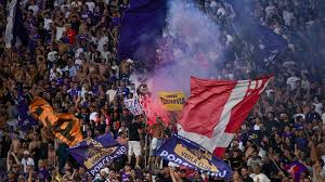 Attesi circa 20.000 spettatori, sugli spalti bandierine per tutti al costo di 5 euro. Una notte di passione e speranza. Sostegno e tifo, la Fiesole spinge