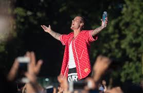 Louis vuitton x supreme keepall bandouliere 45 camo. Justin Bieber 2 Chainz And Celine Dion Are All Wearing Louis Vuitton X Supreme Right Now Gq