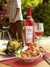 Cuando dan las siete de la tarde comienza el ritual de la apericena: Mit Dem Neuen Gallo Family Vineyards Spritz Peach Nectarine In Den Sommer Proudmag Com