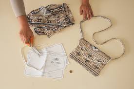 Je vais essayer de faire un sac avec un jean taille 4 ans acheté 1 euro à un vide je ne voyais pas comment faire la doublure et pourtant c'est si simple !!!!! Creer Un Sac A Partir D Un Pantalon Couture Debutant