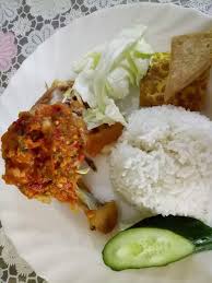 Wanita Ini Kongsi Rahsia Nasi Ayam Penyet Yang Simple Paling Penting Resipi Sambalnya Mingguan Wanita Food Malaysian Food Recipes
