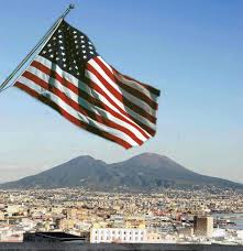 In nessun'altra città italiana il legame tra la bandiera tricolore e quella a stelle strisce va avanti da così tanto tempo. U S Consulate General U S Consulate General Naples