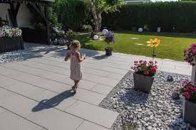 Sitzecke Und Grilllounge Die Terrasse Ist Zentrales Element Im Garten Wie Sie Den Lieblingsplatz Auch Am Hang Gest Garten Und Outdoor Natursteine Terrasse