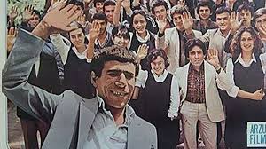 Kendisi de uzun yıllar yatılı okullarda okumuş ve öğretmenlik yapmış olan rıfat ilgaz'ın, anılarından yola çıkarak yazdığı hababam sınıfı ve bu sınıfın. Hababam Sinifi Gule Gule Ne Zaman Cekildi Iste Efsane Serinin Konusu Ve Oyunculari Bilse Bilse