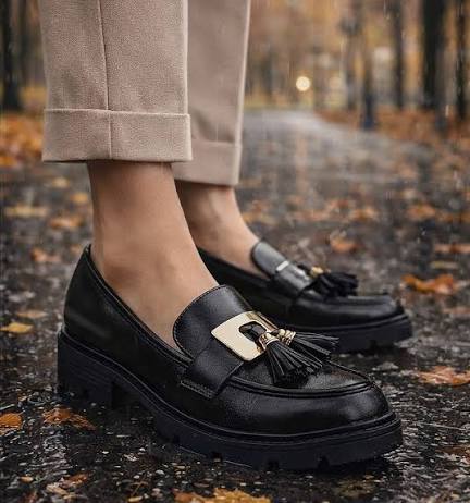 Czarne półbuty damskie mokasyny na obcasie P-3-Y107 – eleganckie loafersy