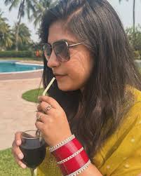 Just me, my drink and mehendi magic 🤌🏼✨💫