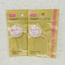 ついにダイソーからシリコンパフが出たのですが 珍しい事にリキッド パウダー両用 一般的にはパウダー以外なんですよ なのでお試し セリアのシリコンパフと比較 ダイソーの方が若干弾力があって硬め 塗ってみてもパウダーはダイソーのがムラなく伸ばせますね