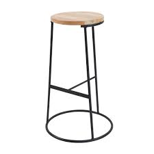 Sa couleur noire qui s'accorde avec tout. Tabouret De Bar Tyrion En Bois Et Metal