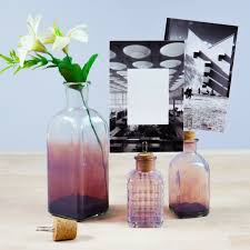 Los modelos de botellas de champagne decoradas con trajes representando a los novios, es de los modelos más representativos de un modelo más simple de como decorar la botellas para boda, dando un toque diferente con el color morado, el cual se incluye en. Botellas Decoradas 15 Ideas Para Transformarlas Handfie Diy
