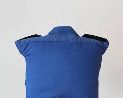person making a DIY cushionの画像