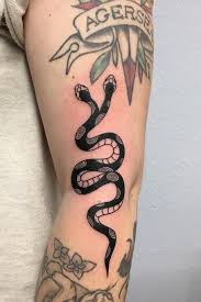 Nella figura dello yoga kundalini appare il simbolo del serpente come una forza interna e lo si rappresenta attorcigliato su sé stesso, formando così un anello. 20 Tatuaggi Con Il Serpente Per Gli Uomini Tatuaggistyle It