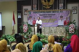 Nah, itu lah 8 lagu hari ibu yang populer hingga tahun 2019. Memperingati Hari Ibu Bupati Bernyanyi Untuk Istri