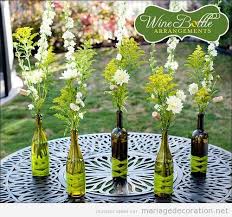 Le vin est un cadeau toujours très apprécié quelques soient les occasions. Bouteilles De Vin Reutilisees Pour Decorer Une Table Decoration Mariagedecoration Mariage