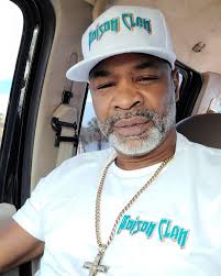 Sup wit it Gm FB Fam!! And to my blood 🩸 fam listen here , Stop acting  like I'm hard to shop for, you know where the Liqour store is 😂😂😂 Merry