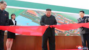 Little of his early life is known, but in 2009 it became clear that he was being groomed. North Korea S Kim Jong Un Appears In Video After 21 Day Absence News Dw 02 05 2020