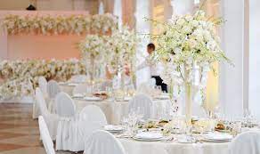 Heute tragen vor allem unverschleierte bräute gerne blüten, blätter oder bänder im haar, schlicht oder elegant, natürlich oder extravagant gestylt. Reinweiss Blumen Blumengeschaft Und Florist In Berlin