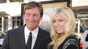 C'mon, the hockey legend's wife (paulina's mother) is actress and model janet jones, who. Wayne Gretzky S Daughter Paulina Grew Up To Be Stunning