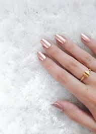 Rosegold Diese Farbe Tragen Wir Jetzt Auf Den Nageln Elle Goldene Nagel Rosegold Schone Nagellackfarben