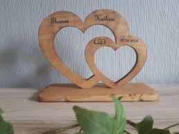 Herzen Aus Naturholz Mit Namen Hochzeit Geschenk Holz Holzdeko Tischdekoration Liebe Hochzeitsgeschenk Personalisiert Holz Dekoration In 2020 Diy Geschenke Holz Geschenke Aus Holz Geschenke