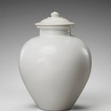 Jarre En Terre Cuite A Glacure Blanche Avec Couvercle Dynastie Tang 618 907 Circa 9e Siecle Ht 27 Cm C Galer Chinese Ceramics Sculpture Chinese Pottery