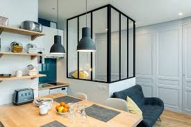 Transformation D Un Studio Avec Un Coin Chambre Vitre Planete Deco A Homes World Coin Chambre Deco Petit Appartement Amenagement Studio 25m2