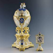 After the revolution, 42 of the imperial eggs made their way into private collections and museums. Pin On Faberge Egg