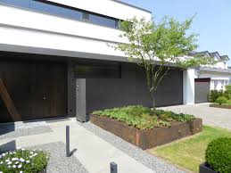 Eingangsbereich Mit Grauwacke Natursteinplatten Hochbeet Aus Cortenstahl Von Rheingrun Gartengestaltung Cortenstahl Gartengestaltung Hochbeet Cortenstahl