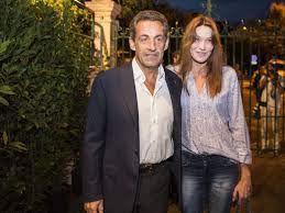 Julien clerc a accordé une interview au magazine vsd, dans laquelle le chanteur revient sur son hygiène de vie, ses expériences avec la drogue, sa rencontre avec françois mitterrand et la relation entre son excellente amie carla bruni et nicolas sarkozy. Carla Bruni And Nicholas Sarkozy At Presentation Of Julien Clerc As Part Of The Festival Of Ramatuelle
