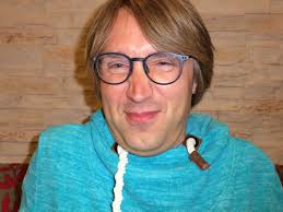 Patrick Alberti beantwortet Fragen, ohne etwas zu sagen