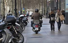 Resultado de imagen de MOTOS EN LAS ACERAS DE BARCELONA