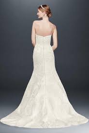 Your wedding is approaching shortly and wedding planning is on a roll. Oleg Cassini Size 8 Wedding Gown Gem