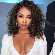 Curly Medium Hairstyles For Impressive Women Find More Unique Ideas At The Link Above Bea Medium Length Curly Hair Medium Curly Hair Styles Curly Hair Styles