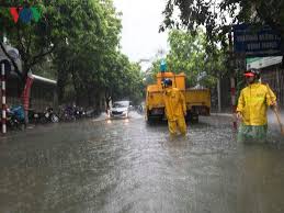 Trong ngày 30/5, nhiệt độ ngoài trời ở hà nội lên tới gần 40 độ c, gần chiều tối thời tiết mới mát mẻ, thích hợp cho người dân hồ tây vắng lặng, khác hẳn với thời điểm cách đây hơn 1 tháng, thời điểm đó mỗi chiều về, các cặp đôi lại đổ về khu vực này ngắm hoàng hôn, hóng gió. Thá»i Tiáº¿t Hom Nay Ha Ná»™i Co Luc Co MÆ°a MÆ°a Rao Va Dong Vov Vn