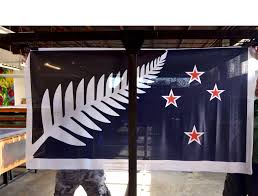La bandera de nueva zelanda, también conocida como la nueva zelanda, es un campo azul con la bandera de unión en el cantón, y cuatro estrellas rojas con bordes blancos a la derecha. Nueva Zelanda Cambiaria Su Bandera El Sumario