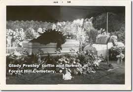 Gladys Presleys Coffin Forest Hills Cemetery August 1958 August 15 Gladys Funeral Is Held At 3 30pm Elvis Presley Photos Elvis Presley Elvis Death