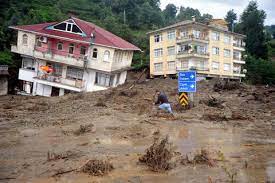 Rize'nin ardeşen ilçesinde etkili olan sağanak nedeniyle meydana gelen sel ve heyelanda 3 kişi kayboldu. Rize De Sel Felaketi Odak Dergisi