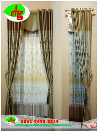 Aksen minimalis di kamar tidur ini terlihat sederhana dan efektif. Model Gorden Jendela Kecil Minimalis
