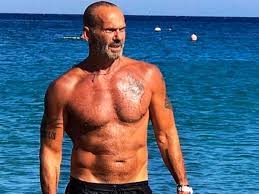 Όταν ανακοίνωσε η μενεγάκη ότι αποχωρεί από την τηλεόραση, ανέβασα στο insta μου ένα εξώφυλλό της. Petros Kwstopoylos Pws Prostateyetai Apo Ton Koronoio Sto Gymnasthrio Binteo