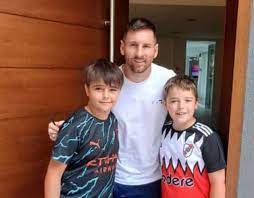 Dos niños fueron a la casa de Messi y se llevaron la sorpresa de sus vidas  | La Banda Diario