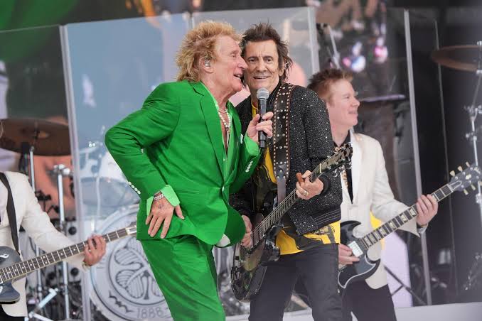 Rod Stewart at Glastonbury: Old school charm from another era - BBC News
